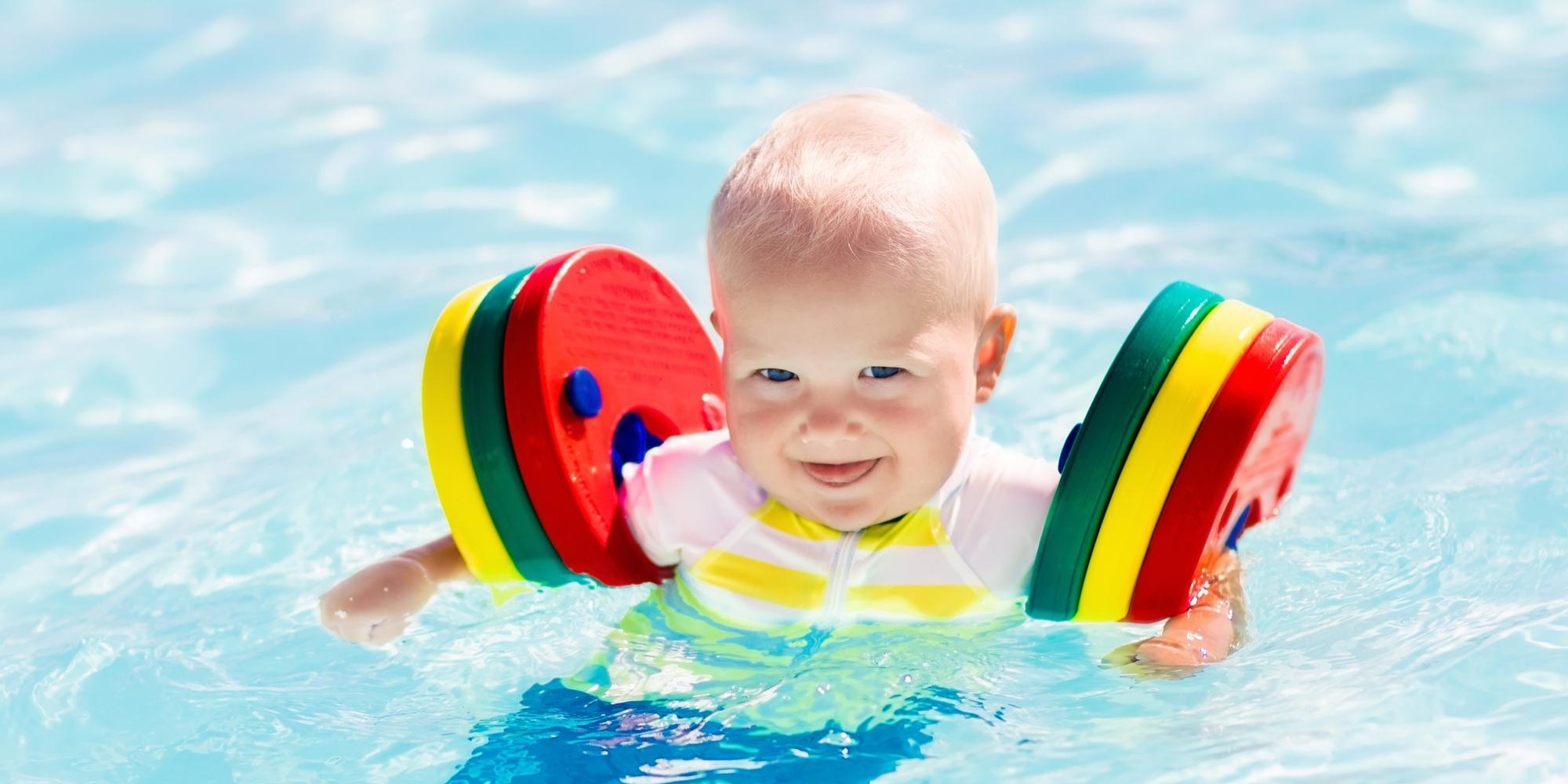Baignade de bébé ou d'un jeune enfant : brassard, bouée ou gilet ?