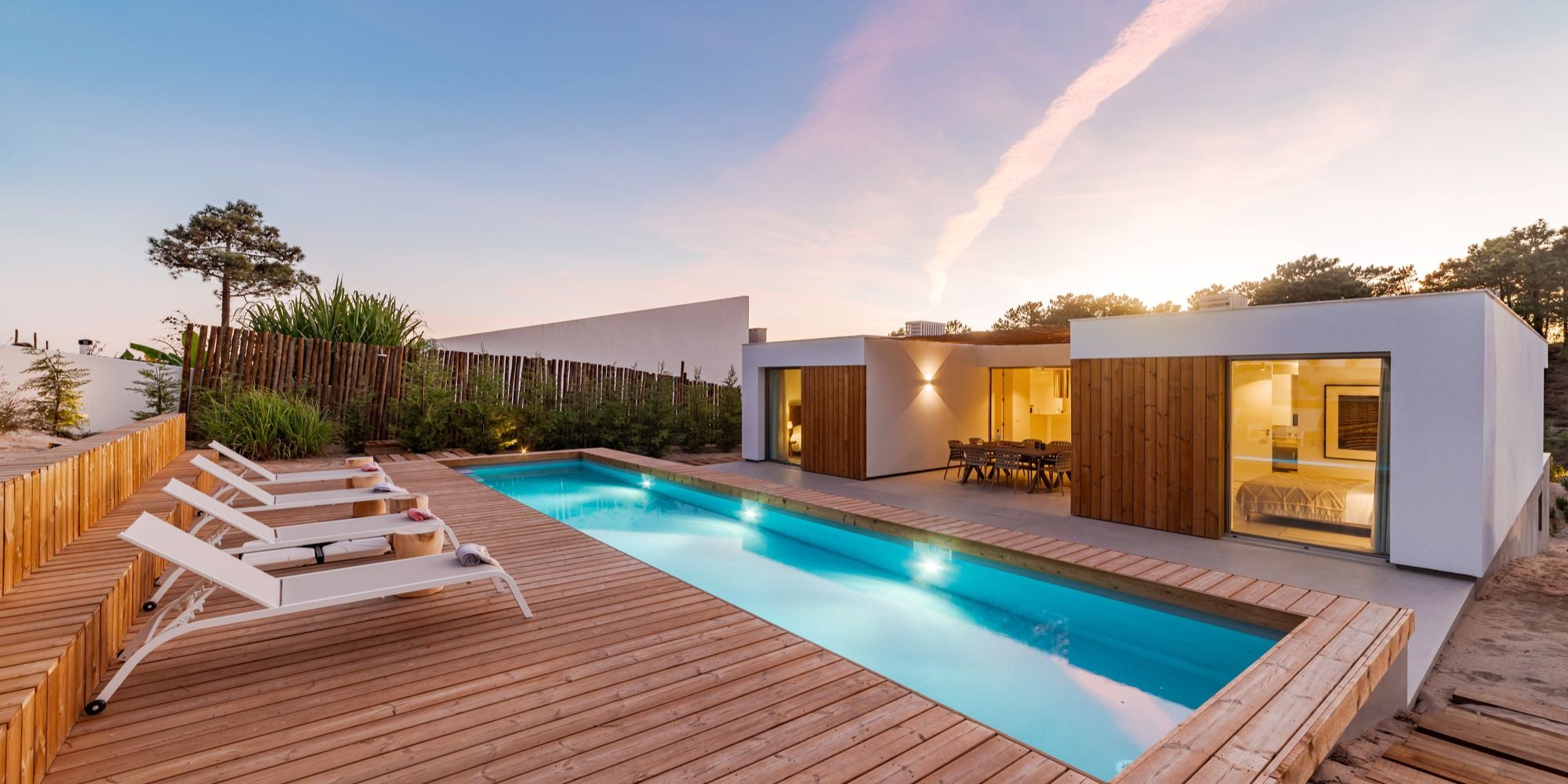 Eclairage extérieur d'une terrasse en bois avec piscine - Réalisations  Eclairage Extérieur